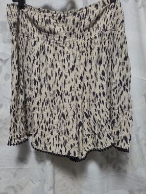 Three Dots Cream and Black Printed Shorts